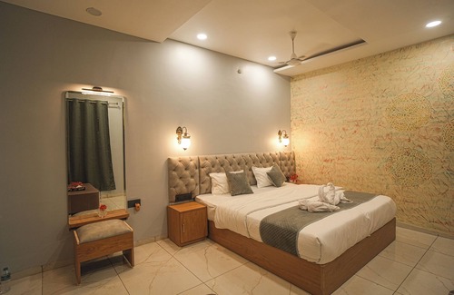 Bhopal Hotel | Bhopal Inn by Ten On Ten Stays