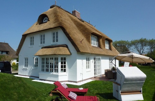 Großdunsum House | Bi de Diek West - thatched semi-detached house, a dream in white!