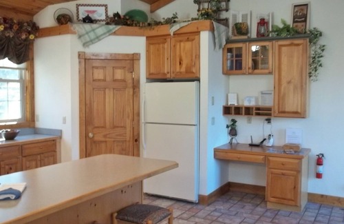 The Galena Territory House | BIG 5BR/5.5BA all ensuite baths, Hot Tub, Screen Porch.