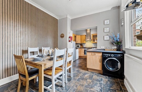 Sheffield House | Big 6 Bed house, 3 Bath, Parking