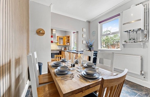 Sheffield House | Big 6 Bed house, 3 Bath, Parking