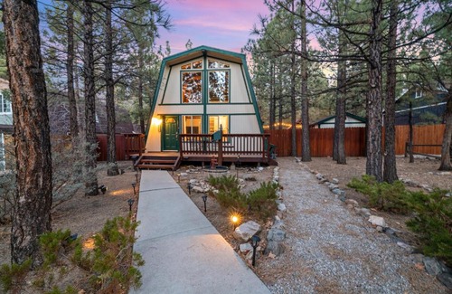 Woodlands House | Big Bear Den - Great cabin far enough from town to getaway and fully fenced yard with firepit