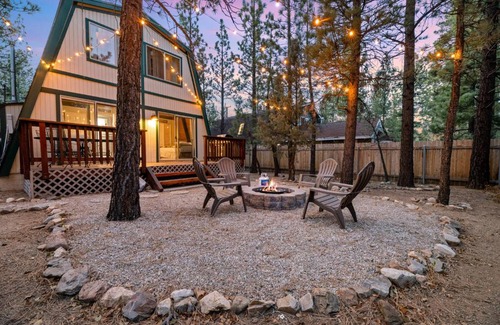 Woodlands House | Big Bear Den - Great cabin far enough from town to getaway and fully fenced yard with firepit