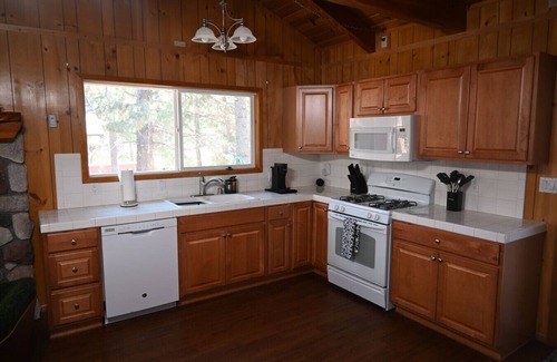 Big Bear City Cabin | Big Bear Get Away. Sleeps 10!