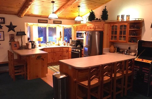 Big Bear Lake Cabin | Big Bear Lake Cabin: 3B-2B - half mile to Snow Summit. Walk to Lake. Hot Tub.