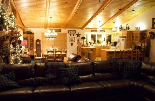 Big Bear Lake Cabin | Big Bear Lake Cabin: 3B-2B - half mile to Snow Summit. Walk to Lake. Hot Tub.