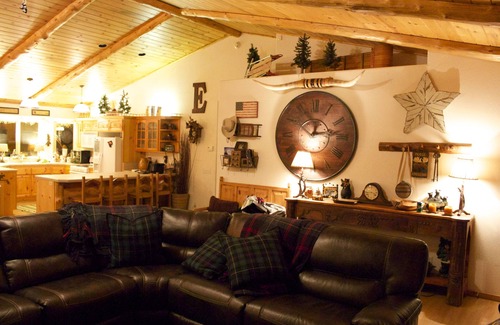 Big Bear Lake Cabin | Big Bear Lake Cabin: 3B-2B - half mile to Snow Summit. Walk to Lake. Hot Tub.