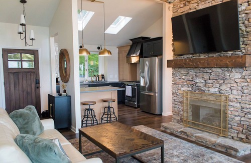 Big Canoe Cabin | Big Canoe Mountaintop Home with Hot Tub close to amenities