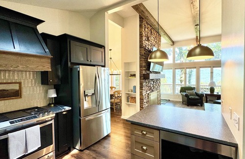 Big Canoe Cabin | Big Canoe Mountaintop Home with Hot Tub close to amenities
