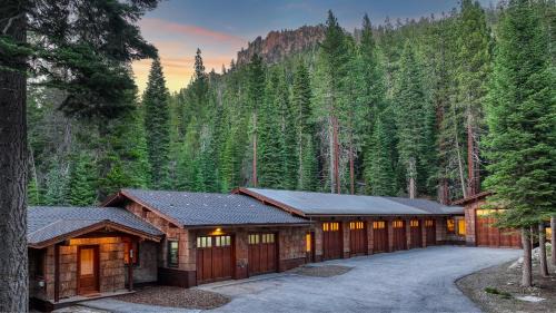 Truckee House | Big Chief River Retreat-Located on Truckee River