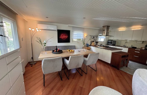 Bosgebied Hoenderloo House | Big deluxe chalet with private jacuzzi, swimming pool on park.