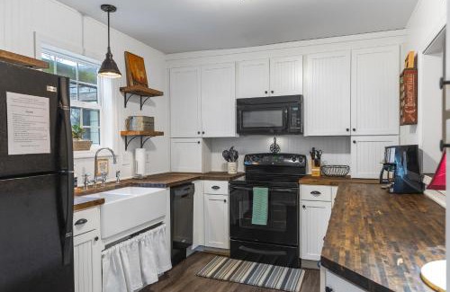 Talbot's Corner House | Big East Nashville Home Comfy Convenient plus LARGE Backyard