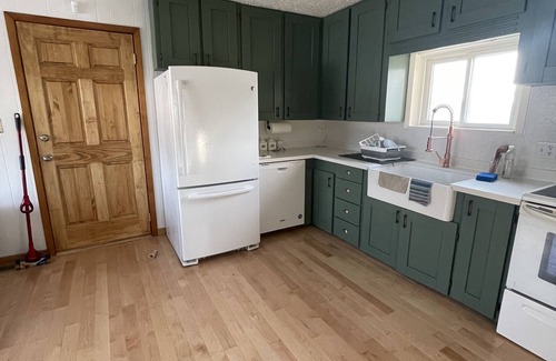 Clearview House | Big Historic Collingwood Home, Prime Location. Pet Friendly with Mountain Views
