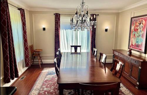 Downtown Niagara Falls House | Big Historic Home Air Conditioning Parking