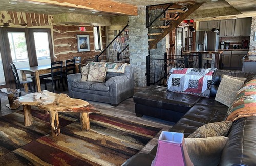 Pierre Cabin | Big Lodge on the prairie in the ♥️ of SD: Broken Arrow Farms - 9 BR, 8.5 BA