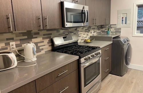 District of North Vancouver Apartment | Big modern one-bedroom suite, full kitchen, mins away from ski resort, trails.