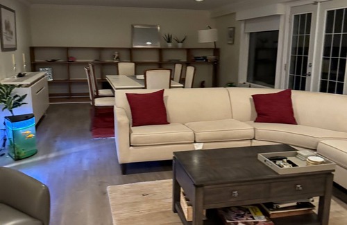 District of North Vancouver Apartment | Big modern one-bedroom suite, full kitchen, mins away from ski resort, trails.