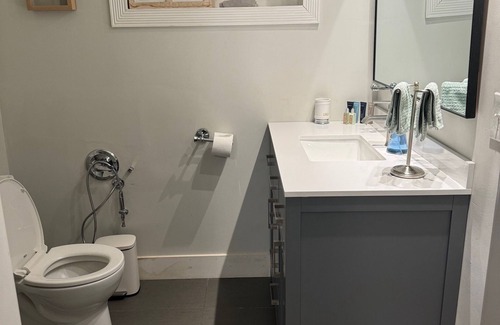 District of North Vancouver Apartment | Big modern one-bedroom suite, full kitchen, mins away from ski resort, trails.