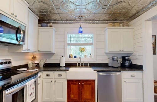 Wellborn Apartment | Big Oak Farmhouse - Countryside Retreat