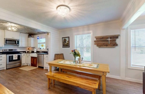 Wellborn Apartment | Big Oak Farmhouse - Countryside Retreat