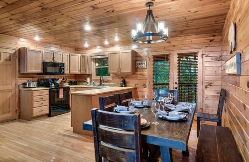 Gatlinburg - Pigeon Forge Cabin | Big October Discounts! Fall Colors! Mountain View - Hot Tub - Game Room + Arcade