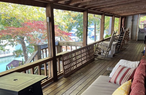 Flat Hollow Marina Ski Chalet | Big Private Dock! 3 BRM, 2 Bath house 64 steps from the water, WIFI.