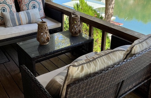 Flat Hollow Marina Ski Chalet | Big Private Dock! 3 BRM, 2 Bath house 64 steps from the water, WIFI.