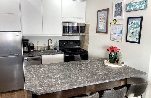 Big White Ski Resort House | *Big White* 3 Bed 2 bath Townhouse -New Hot Tub -MTN Sunset - Private & Quiet