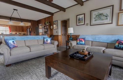 Snowshoe House | Bigfoot Bungalow: Dog-Friendly Ski Escape Right on the Trails