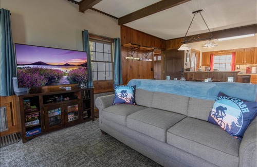 Snowshoe House | Bigfoot Bungalow: Dog-Friendly Ski Escape Right on the Trails