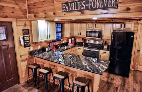 Pigeon Forge Cabin | Bigfoot Crossing - Walk to pool/Theater/No scary drive/Game room/Prime location