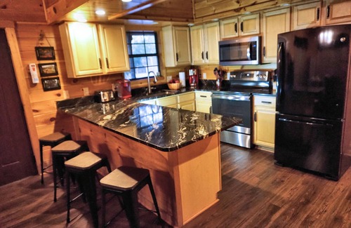 Pigeon Forge Cabin | Bigfoot Crossing - Walk to pool/Theater/No scary drive/Game room/Prime location