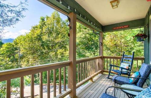 Townsend House | Bigfoot Haven-JacuzziTub, Fireplace, Seen on HGTV!