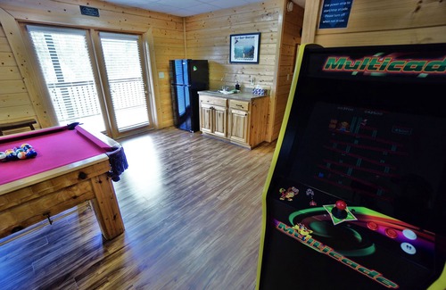 Pigeon Forge Cabin | Bigfoot Lodge: Theater - Game Room - Prime Pigeon Forge Location - Easy Drive