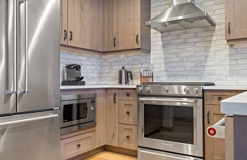 Canmore Apartment | Bikes and Views Perfect Mountain Retreat