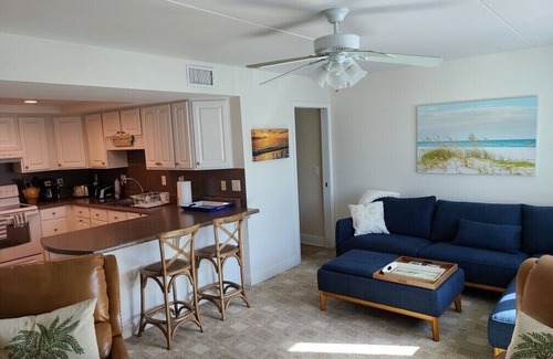 Treehouse House | Bikes and Yolo boards! 3 BR, 2 Living Rooms! Steps to BEACH! Steps to BAY!