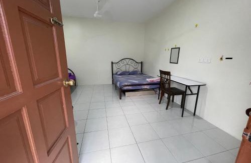 Gua Hotel | Bilik 3 Katil Single Aircond Pekan