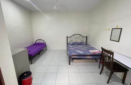 Gua Hotel | Bilik 3 Katil Single Aircond Pekan