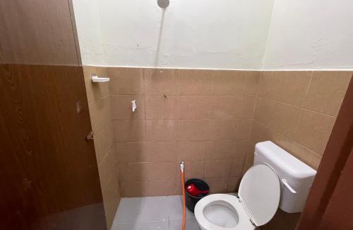 Gua Hotel | Bilik 3 Katil Single Aircond Pekan