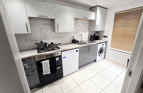 Bilston House | Bilston 3-Bed Town House, Sleeps 9 - Groups