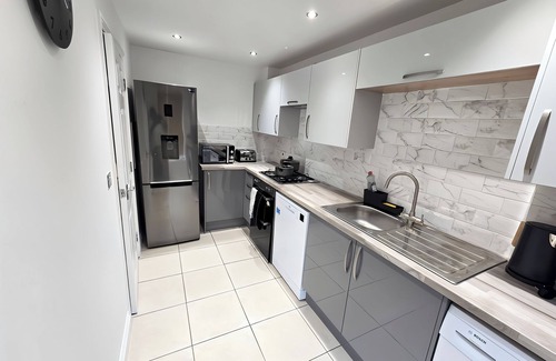 Bilston House | Bilston 3-Bed Town House, Sleeps 9 - Groups