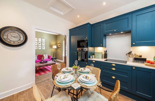 Glenisla Ski Chalet | Binrock Lodge - Stylish House with Garden & Parkin