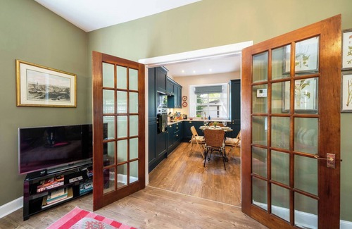 Glenisla Ski Chalet | Binrock Lodge - Stylish House with Garden & Parkin