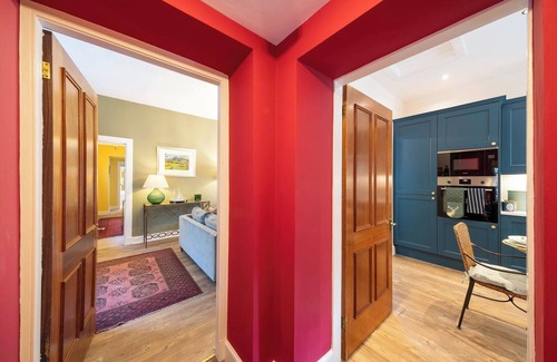 Glenisla Ski Chalet | Binrock Lodge - Stylish House with Garden & Parkin