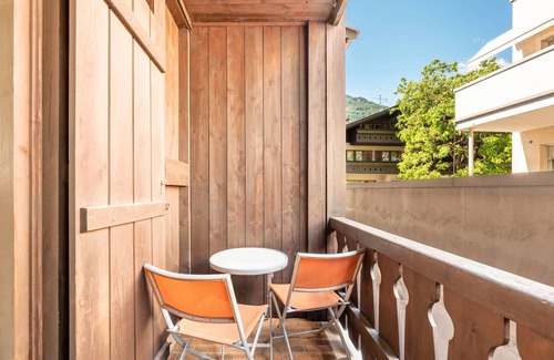 Lagundo Apartment | Biobauernhof Toellerhof 'Zimmer 4' with Mountain View, Shared Pool and Wi-Fi