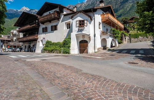 Lagundo Apartment | Biobauernhof Toellerhof 'Zimmer 4' with Mountain View, Shared Pool and Wi-Fi