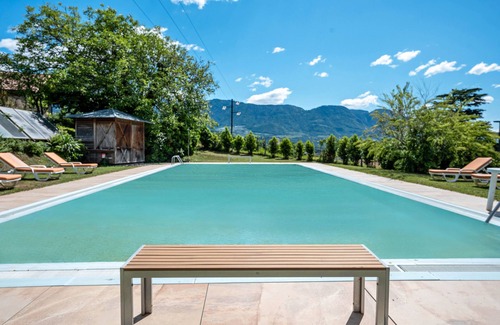 Lagundo Apartment | Biobauernhof Toellerhof 'Zimmer 4' with Mountain View, Shared Pool and Wi-Fi