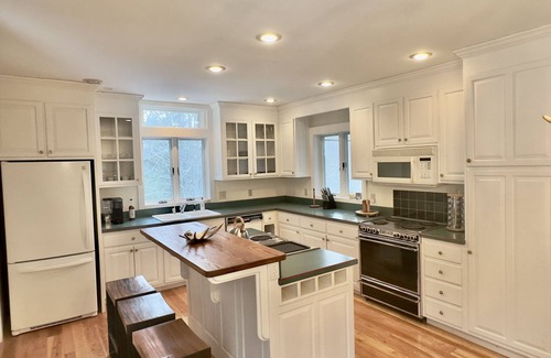 Ludlow House | Birch Lodge - mountain views, hottub, minutes to Okemo!