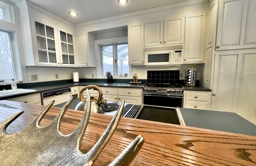 Ludlow House | Birch Lodge - mountain views, hottub, minutes to Okemo!
