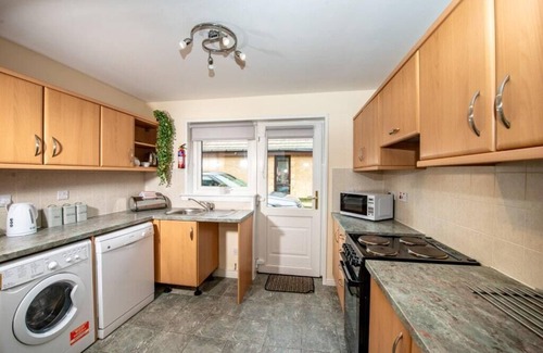 Aviemore Apartment | Birchwood Cottage is a three bedroom detached pet friendly property with enclosed garden with BBQ, b